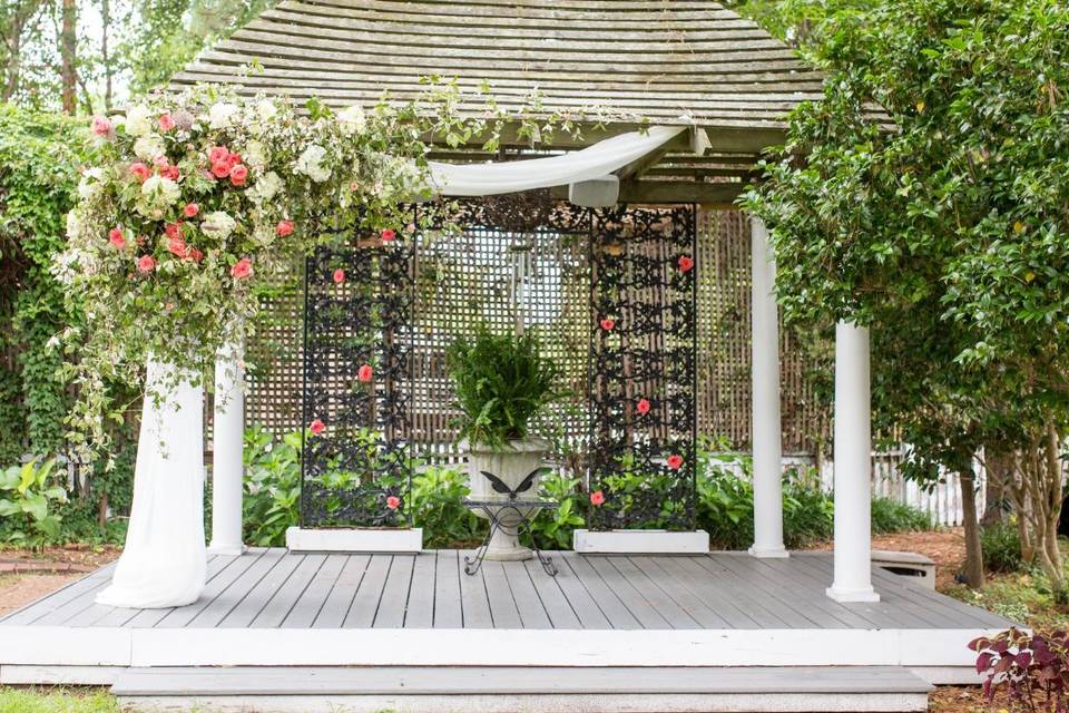 Kissing beneath the porch