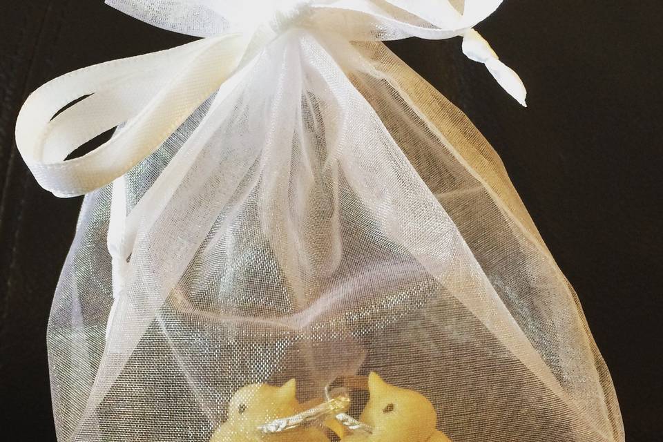 A korovaichyk presented in an organza gift bag.