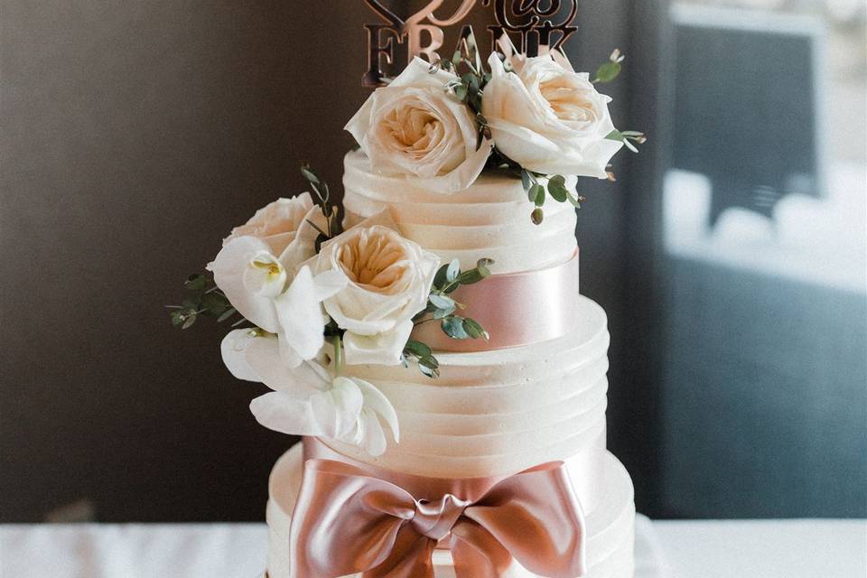 Rosegold ribbon, fresh flowers