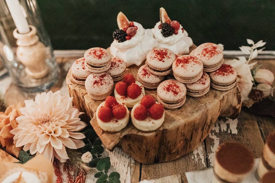 Mini pavlova, cheesecake, macs