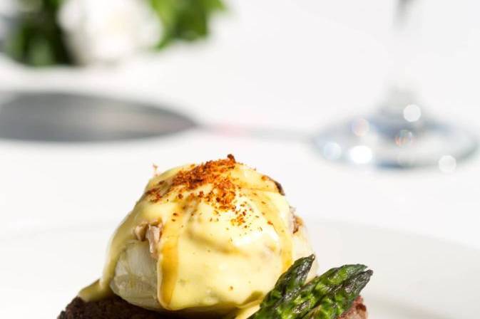 Steak, mash, and asparagus