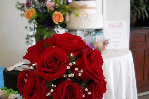 Red roses cake