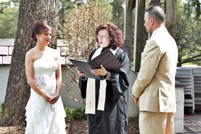Deana Vitale - The Wedding Officiant