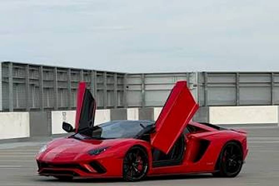 Ferrgatti_Exotics_Aventador_Storefront_2000px.jpg