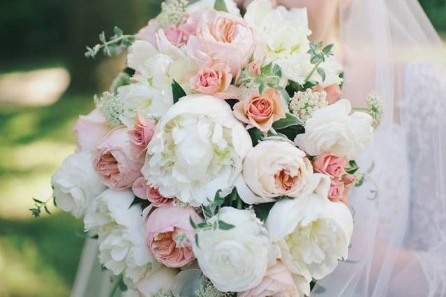 White and blush bouquet