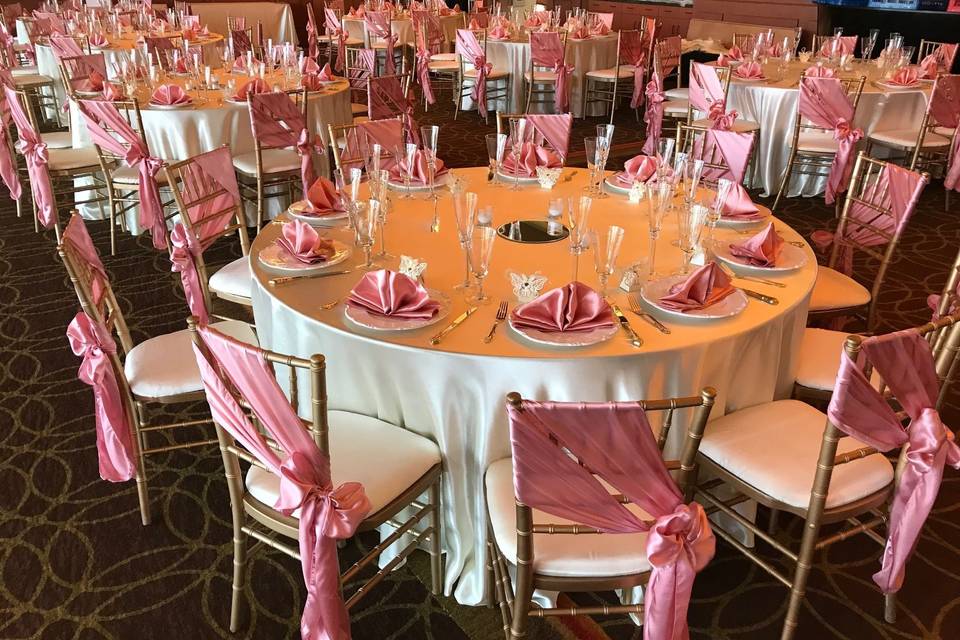 Pink round table setup