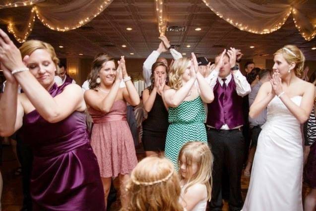 Couple with bridesmaids and groomsmen