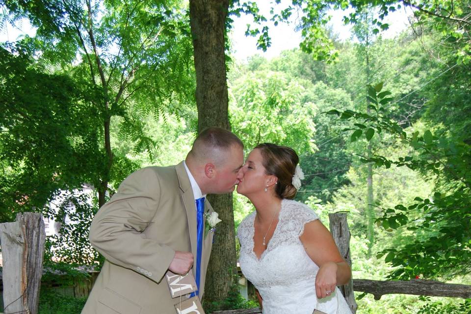 Gatlinburg's Little Log Wedding Chapel