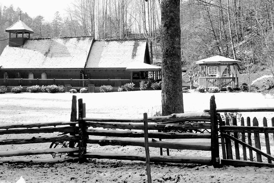 Gatlinburg's Little Log Wedding Chapel