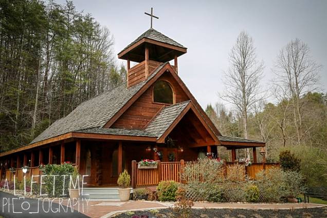 Gatlinburg's Little Log Wedding Chapel