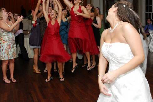 The bride throwing of bouquet