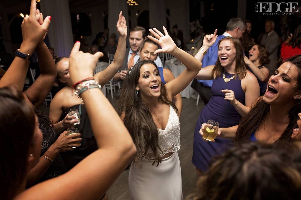 Everybody Hands Go UP!