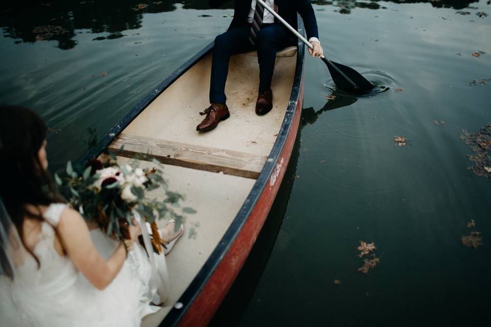Lakeside Lovers - Abigail Grey Photography