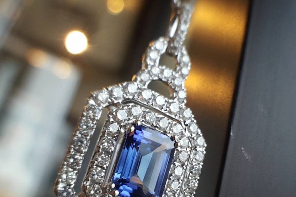Tanzanite & diamond pendant