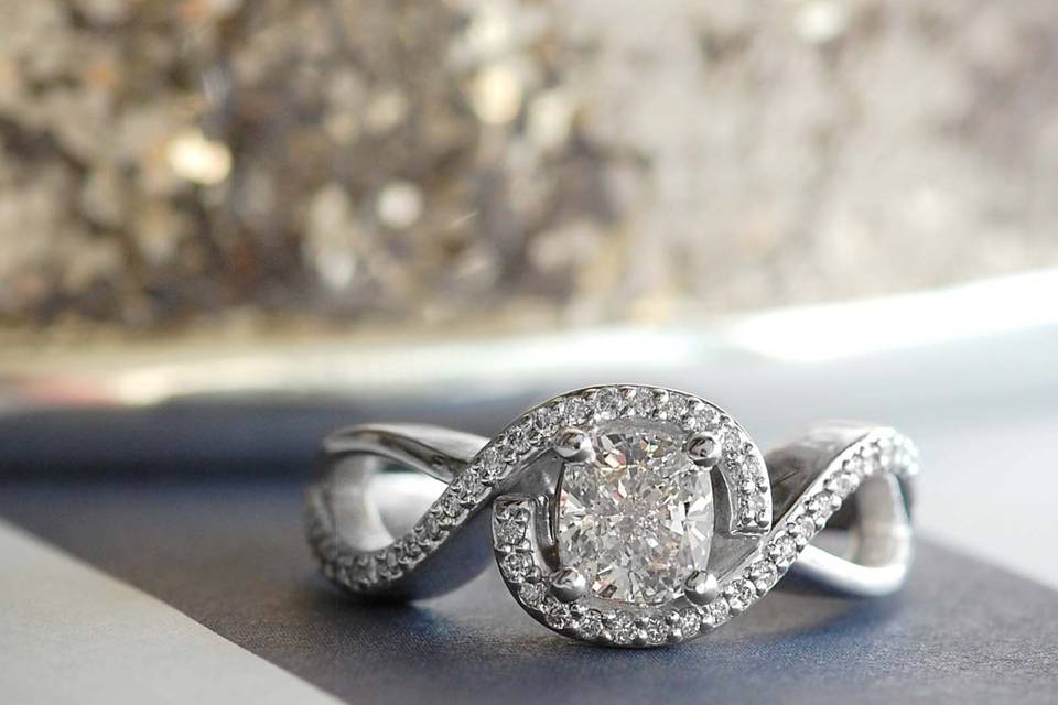 Oval cut diamond engagement ring