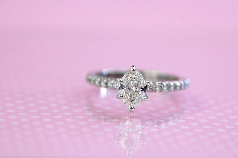 Oval cut engagement ring