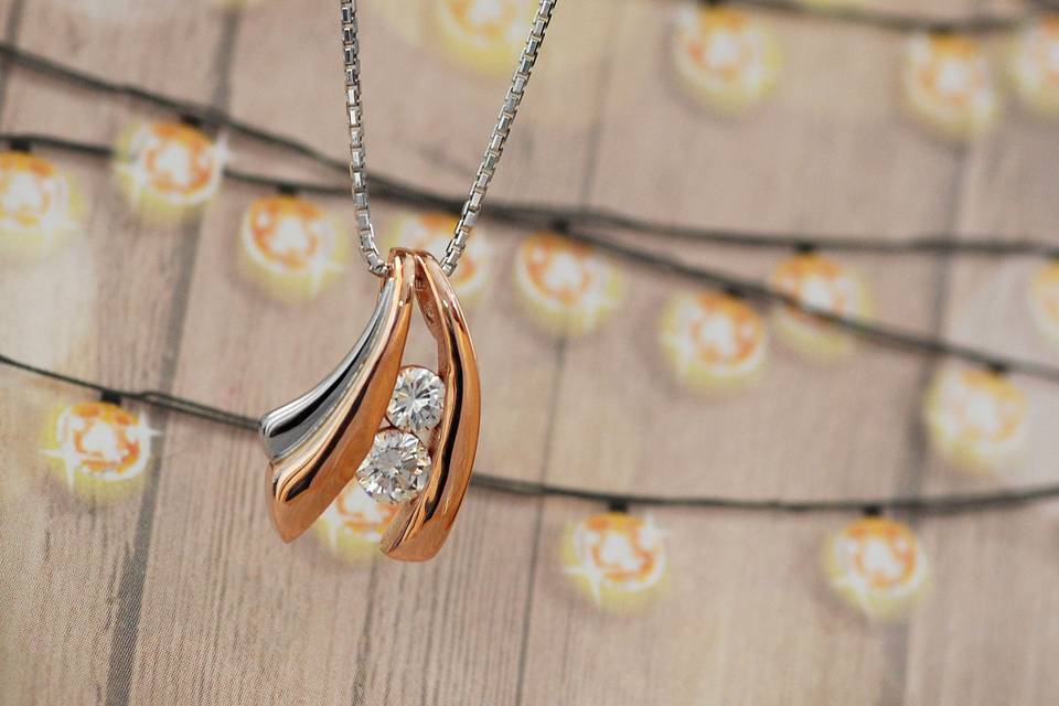 White & rose gold diamond pend