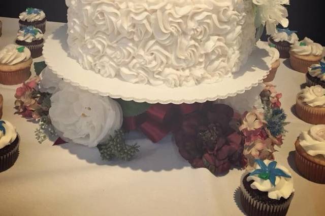 Wedding cake and more than 200 cupcakes for a lovely young bride and groom!