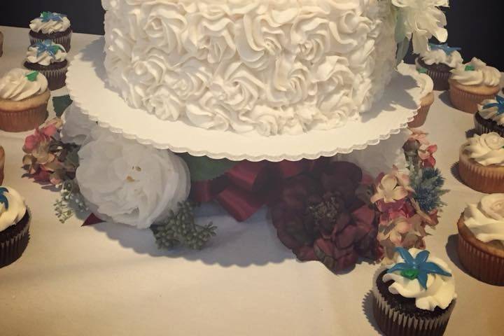 Wedding cake and more than 200 cupcakes for a lovely young bride and groom!