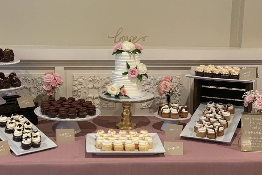 Ceremony cake & cupcakes