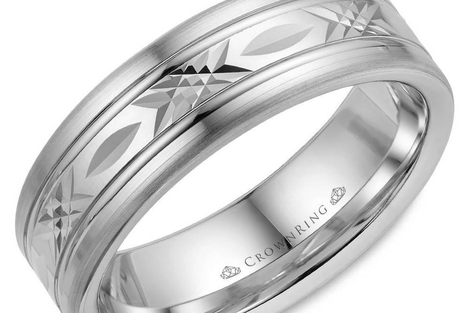 WB-026C7WThis stylish white gold men's wedding band with a patterned center will symbolize your shared happiness.METAL: WhiteWIDTH: 7mmOther Availability: This ring is available in 10K, 14K, 18K (White, Yellow & Rose gold), Platinum & Palladium.
