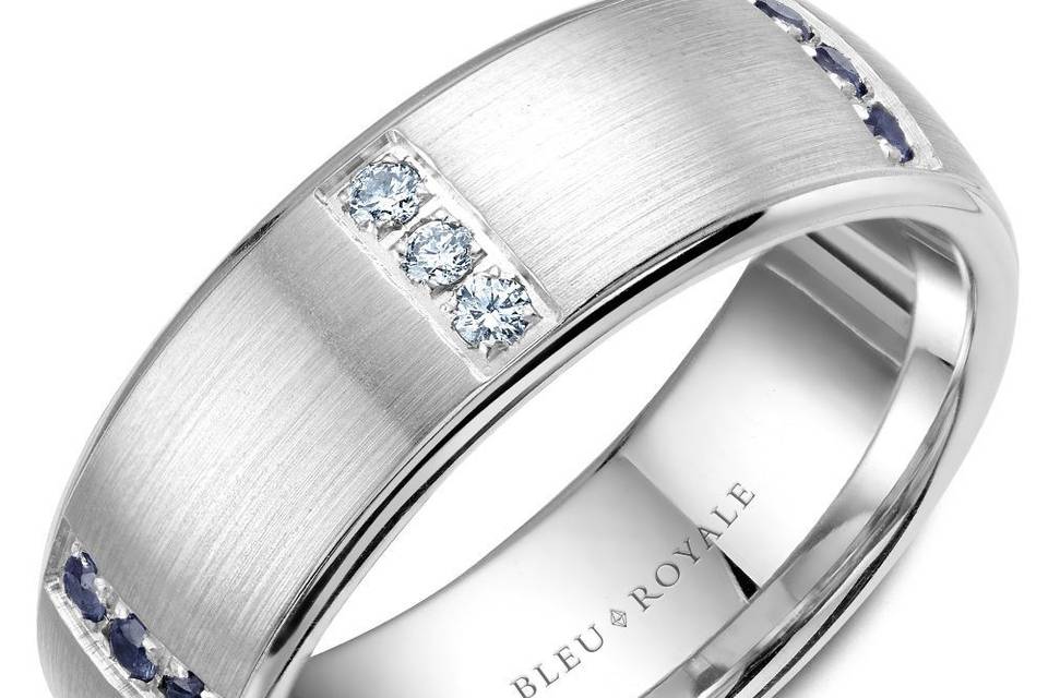 RYL-008WDS75A Bleu Royale white gold wedding band with 9 round diamonds and 9 round blue sapphires.METAL: WhiteWIDTH: 7.5mmStone Setting: ProngStone Type: DiamondStone Shape: RoundNumber of stones: 9Clarity: Blue Sapphires AAATotal carat Weight: 0.25ct
