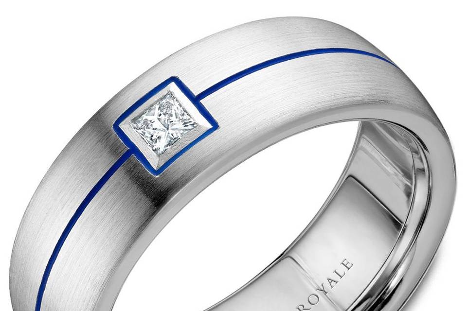 RYL-027WD75A brushed Bleu Royale white gold wedding band with a princess diamond and a blue inlay.METAL: WhiteWIDTH: 7.5mmStone Type: DiamondStone Shape: PrincessNumber of stones: 1Clarity: GH Sl1Total carat Weight: 0.15ct