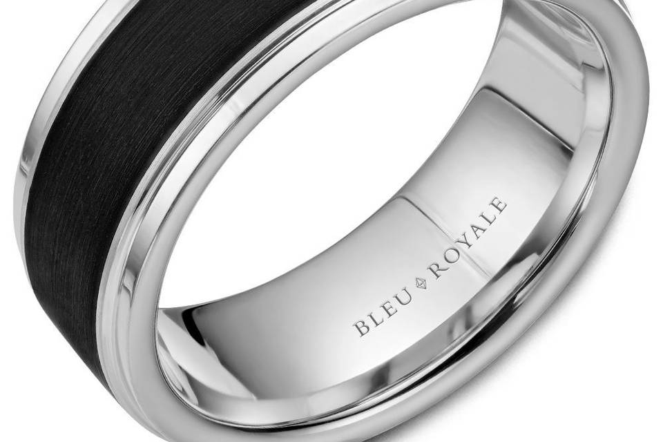 RYL-047W85A Bleu Royale white gold wedding band with a black carbon center and polished edges.METAL: White with Black Carbon AccentWIDTH: 8.5mm