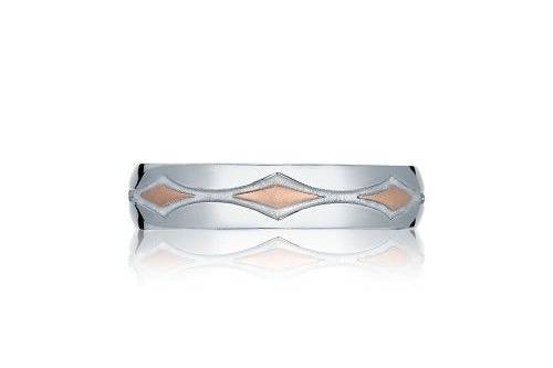 TACORI98-5wrThis high polished Gentlemen's band takes it up a notch with a horizontal checkered pattern wrapped around the exterior and smooth 18kt rose gold accents within each checkered design.