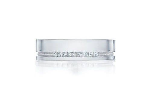 TACORI108-6dA 6mm rounded Gentlemen's band is perfect for the simple Tacori man. Diamonds line this classic ring to bring out the high polished finish. It wouldn't be Tacori without the iconic crescent design lining the profile of this stunning wedding band.