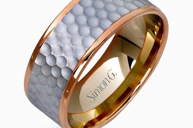 SIMON GLG119This distinctive men’s wedding band features a contemporary hammered design in white gold encircled white two dazzling rose gold silhouettes.
