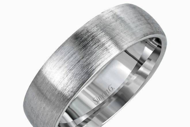 SIMON GLG147Uncomplicated but sophisticated, this classic men’s wedding band features a broad design in elegant brushed white gold that will stand the test of time.