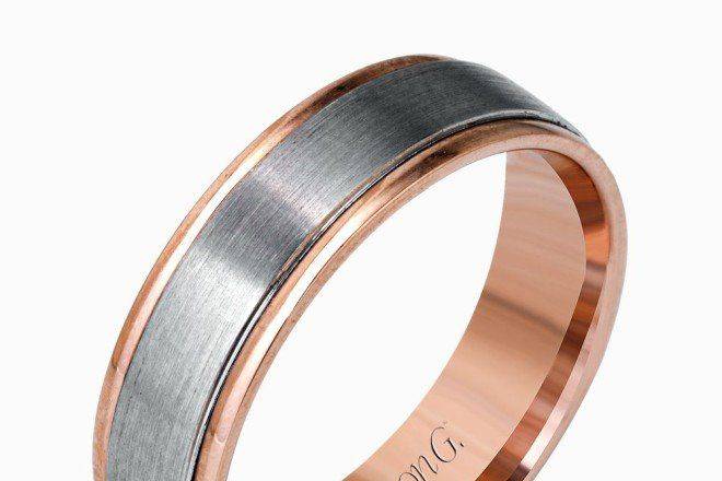 SIMON G LG142A center of brushed platinum is encircled by twin ribbons of striking rose gold in this stunning men’s contemporary two-tone wedding band.