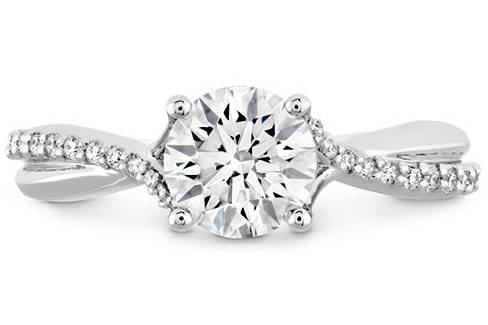 HEARTS ON FIRESIMPLY BRIDAL DIAMOND TWIST SETTINGThis setting accommodates a center diamond on two elegant, twisting bands—one diamond-intensive and one solid metal for a design that is timeless and romantic.