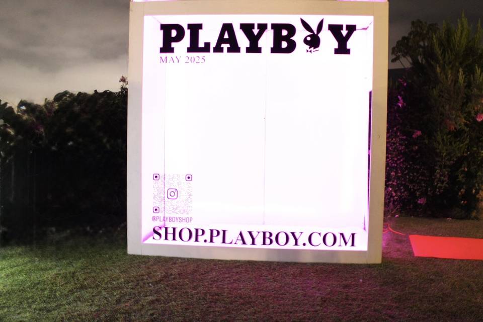 Magazine photo booth
