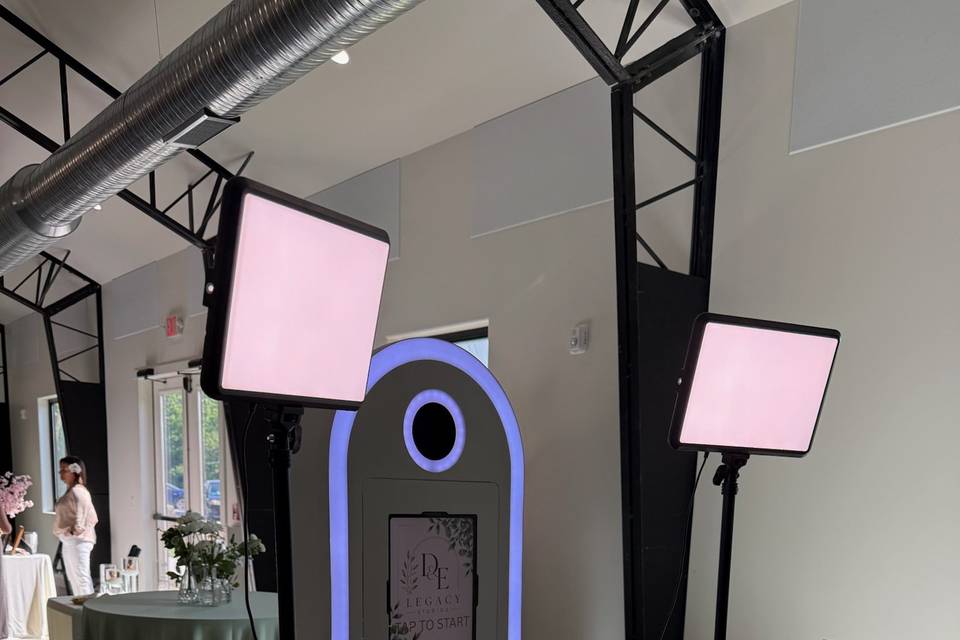 Photo Booth with custom screen