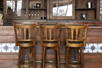 Apolonia Lounge Antique Bar