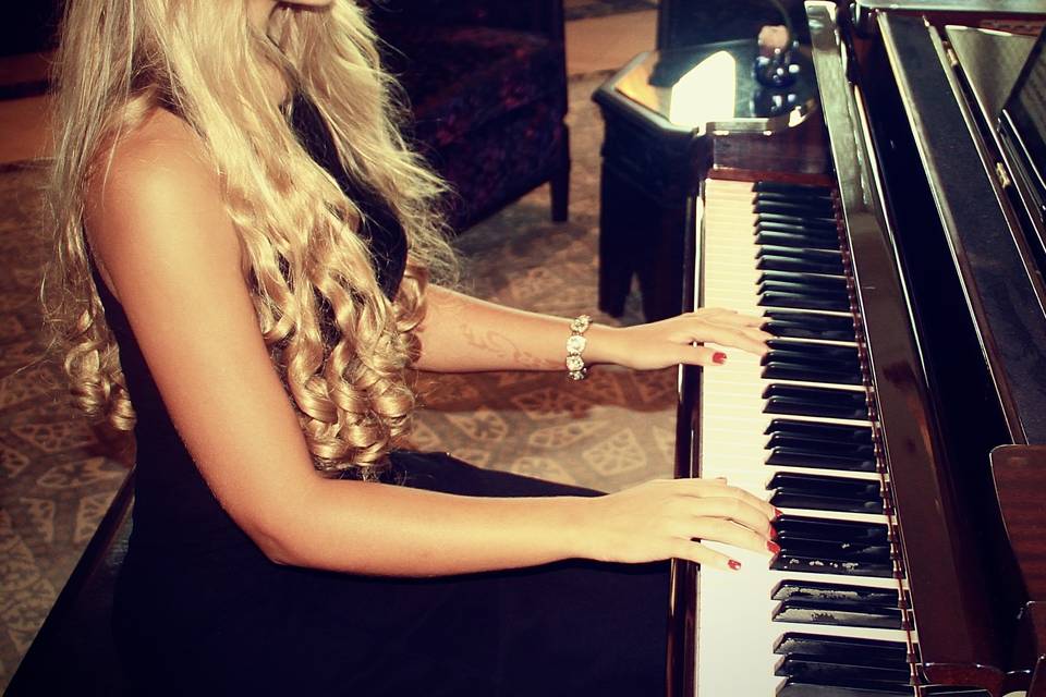 Cocktail hour pianist