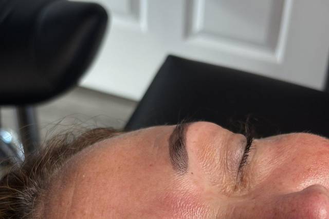 Brow tint + shaping