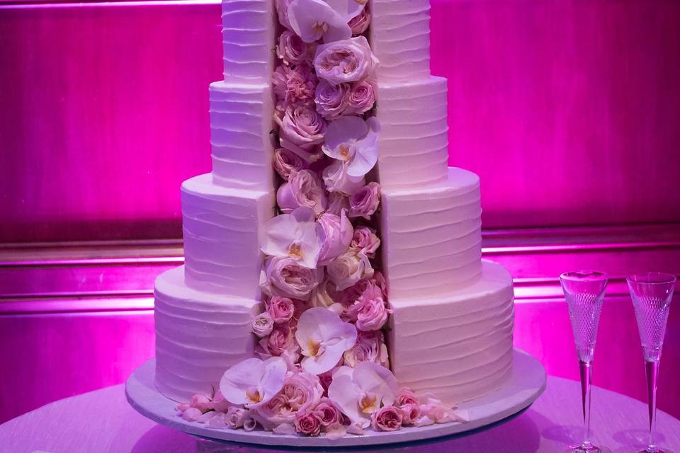 Split wedding cake with flowers