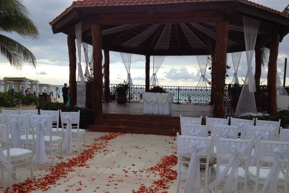 Outdoor wedding aisle