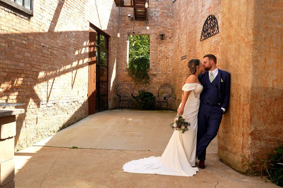 Kiss in the courtyard