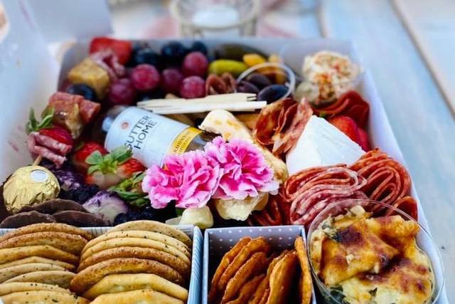 Deluxe Charcuterie Box