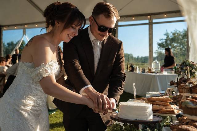 Wedding day cake cutting