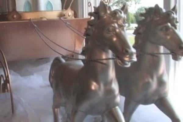 Horse and Carriage Cake Stand with Castle Cake..
Courtesy of J.E.T Events