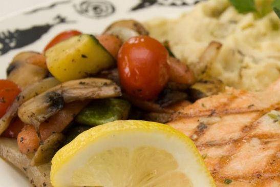 chicken grill with mashed potato and mixed vegetables