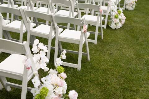 Ceremony with aisle florals
