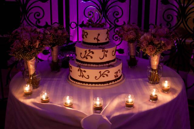 Wedding cake table