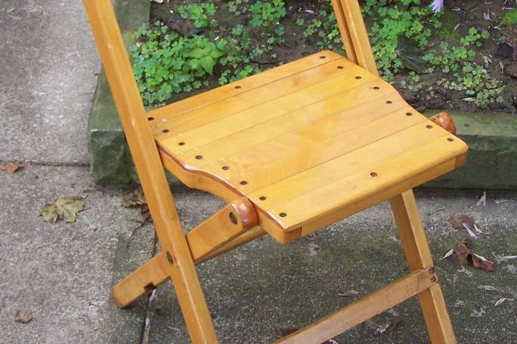 Wood varnished chair