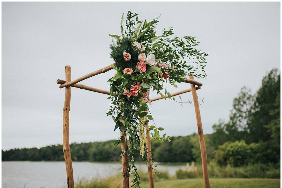 Arbor Decor by Lemon & Tulips / Venue: Wolfe's Neck / Photos by Cait Bourgault